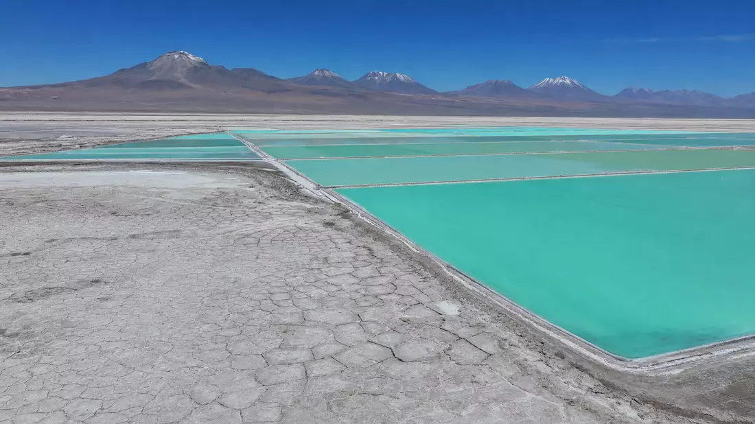 Fotorealistische Lithium-Salzwiesen mit Verdunstungsbecken im Atacama-Wüstenstil