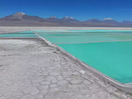 Albemarle Corp. US0126531013 – fotorealistische Lithium-Salzwiesen mit türkisen Verdunstungsbecken im Atacama-Stil, Anden im Hintergrund - Foto: THN