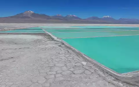 Albemarle Corp. US0126531013 – fotorealistische Lithium-Salzwiesen mit türkisen Verdunstungsbecken im Atacama-Stil, Anden im Hintergrund - Foto: THN