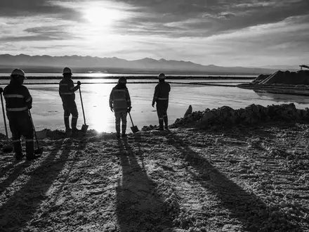Albemarle Corp. US0126531013 – Schwarz-Weiß-Reportage mit Bergarbeitern am Salzsee, dramatische Silhouetten im Gegenlicht - Foto: THN