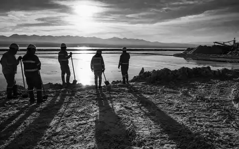 Albemarle Corp. US0126531013 – Schwarz-Weiß-Reportage mit Bergarbeitern am Salzsee, dramatische Silhouetten im Gegenlicht - Foto: THN