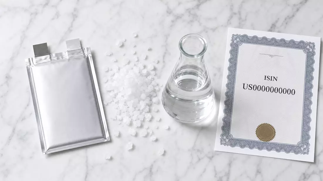 Flatlay mit Lithium-Batteriezelle, weißen Kristallen, Glaskolben und Börsenzertifikat
