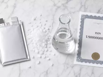 Albemarle Corp. US0126531013 – Flatlay-Produktfoto mit generischer Lithium-Batteriezelle, Salzkristallen, Erlenmeyerkolben und ISIN-Zertifikat - Foto: THN