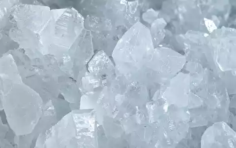 Albemarle Corp. US0126531013 – Extreme Makroaufnahme weißer Lithium-Kristalle mit scharfen Facetten und spekulären Lichtreflexen - Foto: THN