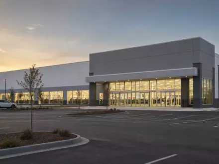 Fotorealistische Außenansicht eines Discount-Kaufhauses zeigt Target Corp. USA-Einzelhandel, ISIN US87612E1064, bei Abenddämmerung mit Parkplatz - Foto: THN