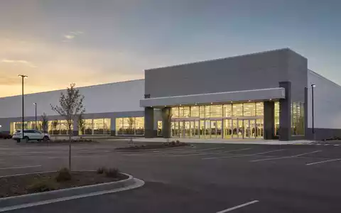 Fotorealistische Außenansicht eines Discount-Kaufhauses zeigt Target Corp. USA-Einzelhandel, ISIN US87612E1064, bei Abenddämmerung mit Parkplatz - Foto: THN