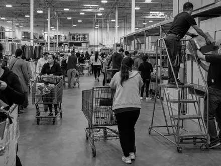 Schwarzweiß-Reportagefoto dokumentiert belebten Filialalltag bei Target Corp., ISIN US87612E1064, mit Kunden und Mitarbeitern beim Einkaufen - Foto: THN