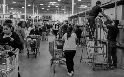 Schwarzweiß-Reportagefoto dokumentiert belebten Filialalltag bei Target Corp., ISIN US87612E1064, mit Kunden und Mitarbeitern beim Einkaufen - Foto: THN