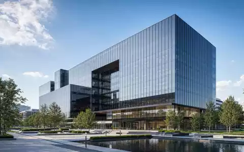 Architektur-Render eines modernen BĂŒrohochhauses reprĂ€sentiert Take-Two Interactive US8740541094, glĂ€serne Fassade mit GrĂŒnanlage und Wasserbecken davor - Foto: THN
