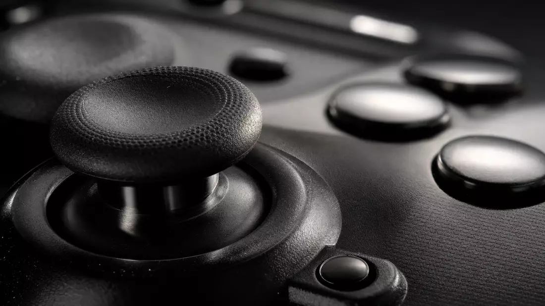 Makrofoto eines Gaming-Controllers mit Analogstick und Tasten in Nahaufnahme
