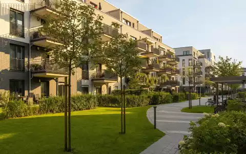 TAG Immobilien AG (DE0008303504) verwaltet Wohnanlagen mit Balkonen, Grünflächen und Wegen in deutscher Großstadt - Foto: THN