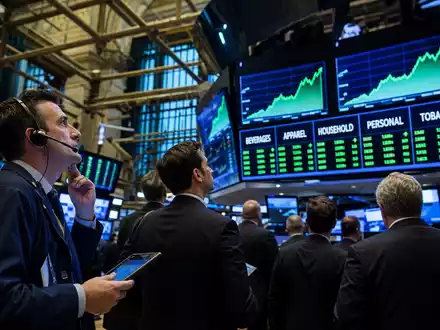 Börsen-Editorialfoto der New Yorker Börse mit Konsumgüter-Charts illustriert Handel der Tapestry Inc. Aktie US8760301072 - Foto: THN