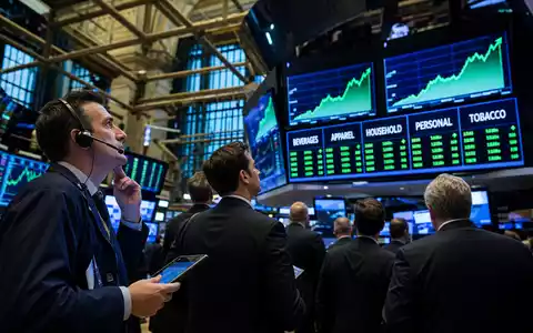 Börsen-Editorialfoto der New Yorker Börse mit Konsumgüter-Charts illustriert Handel der Tapestry Inc. Aktie US8760301072 - Foto: THN