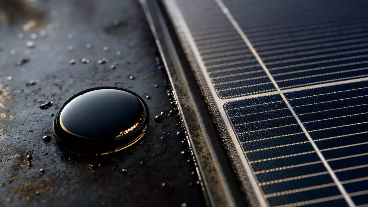 Makroaufnahme eines Öltropfens neben einer detailreichen Photovoltaik-Solarzelle