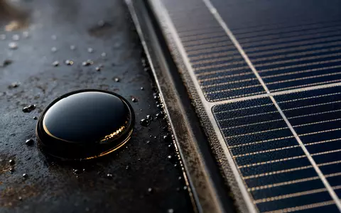 Galp Energia SGPS SA (PTGAL0AM0009) deckt fossile und erneuerbare Energiequellen ab, gezeigt durch Öltropfen - Foto: THN
