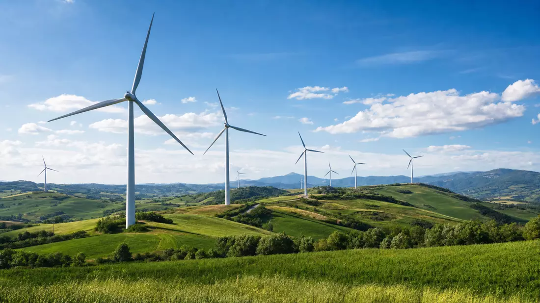Windturbinen auf grünen Hügeln in Italien, ERG S.p.A. Erneuerbare Energien Symbolbild