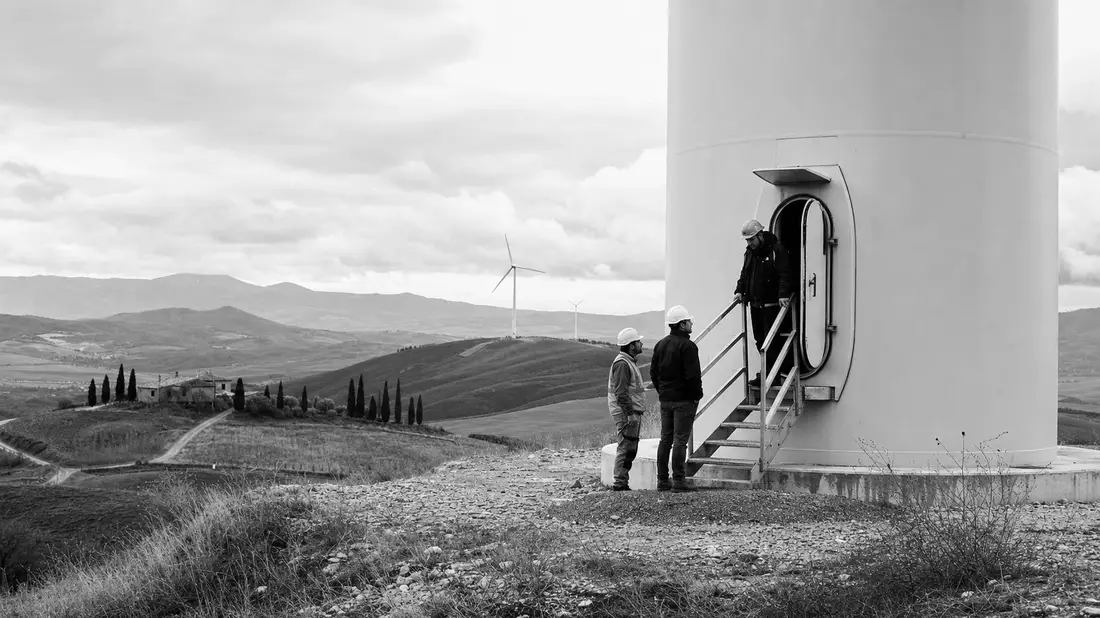 Schwarzweißfoto von Technikern an Windturbine in Italien, ERG S.p.A. Reportage