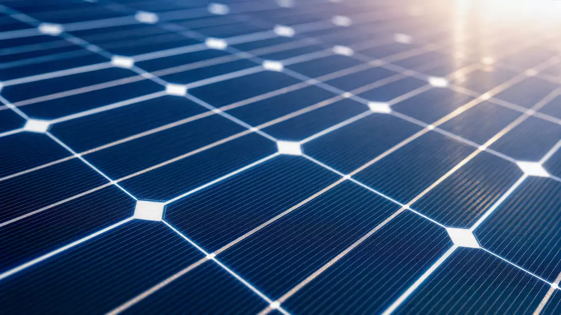 Makroaufnahme Photovoltaik-Solarzelle mit Gitterstruktur, ERG S.p.A. Solartechnologie