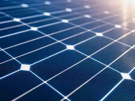 Makroaufnahme einer Solarzellenoberfläche veranschaulicht Photovoltaik-Technologie im Portfolio von ERG S.p.A. IT0001157020 detailreich - Foto: THN
