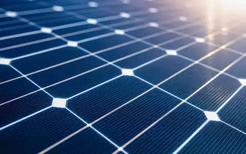 Makroaufnahme einer Solarzellenoberfläche veranschaulicht Photovoltaik-Technologie im Portfolio von ERG S.p.A. IT0001157020 detailreich - Foto: THN
