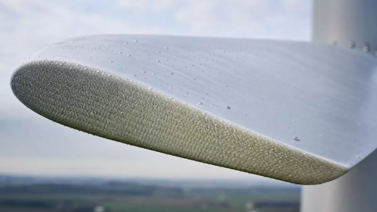 Nahaufnahme der Rotorblattspitze einer Windturbine mit Wassertropfen auf der Oberfläche