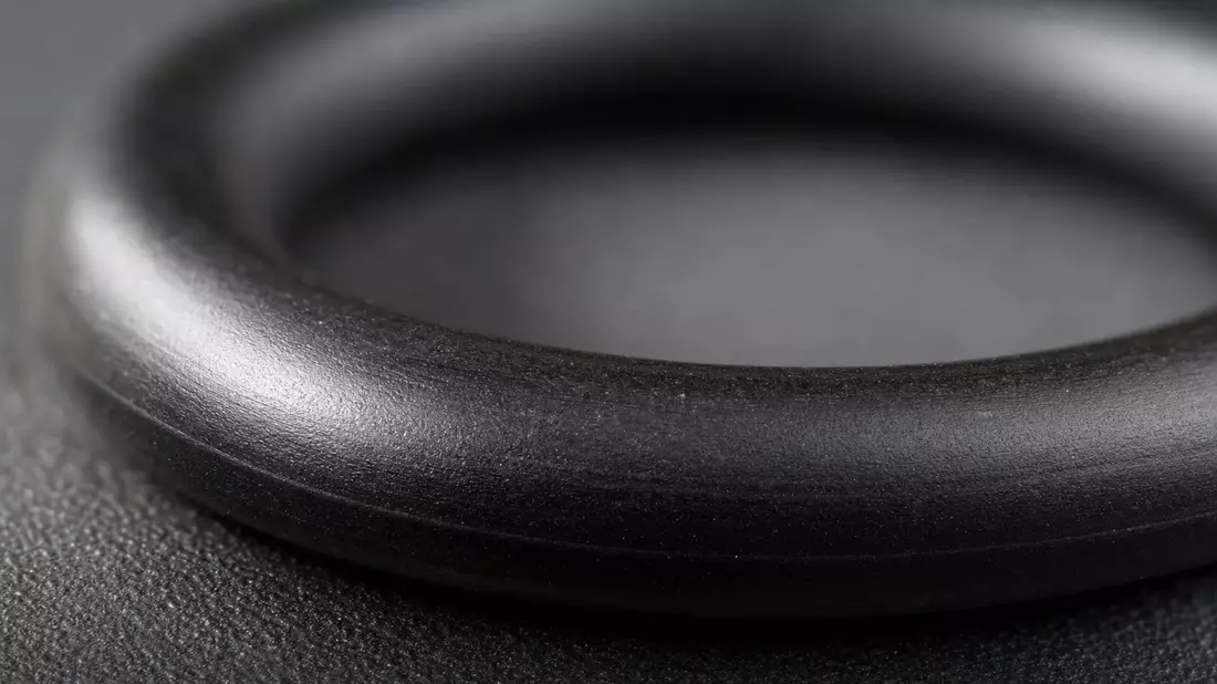 Makrofoto eines schwarzen Dichtungsrings, typisches Produkt im Portfolio von Trelleborg AB