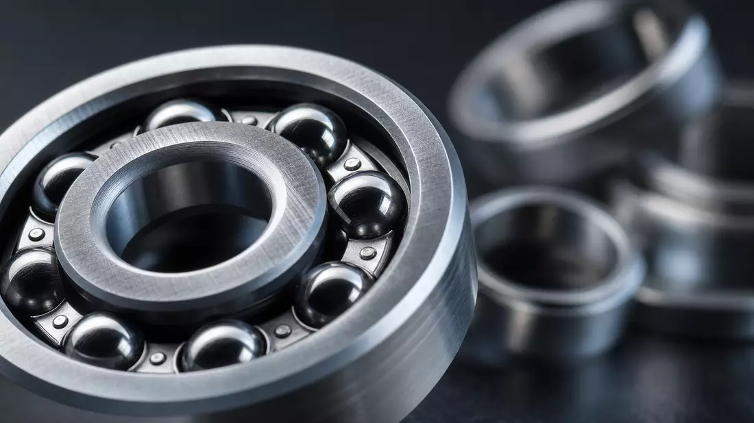 Makro-Aufnahme eines glänzenden Kugellagers mit feinen Metallstrukturen