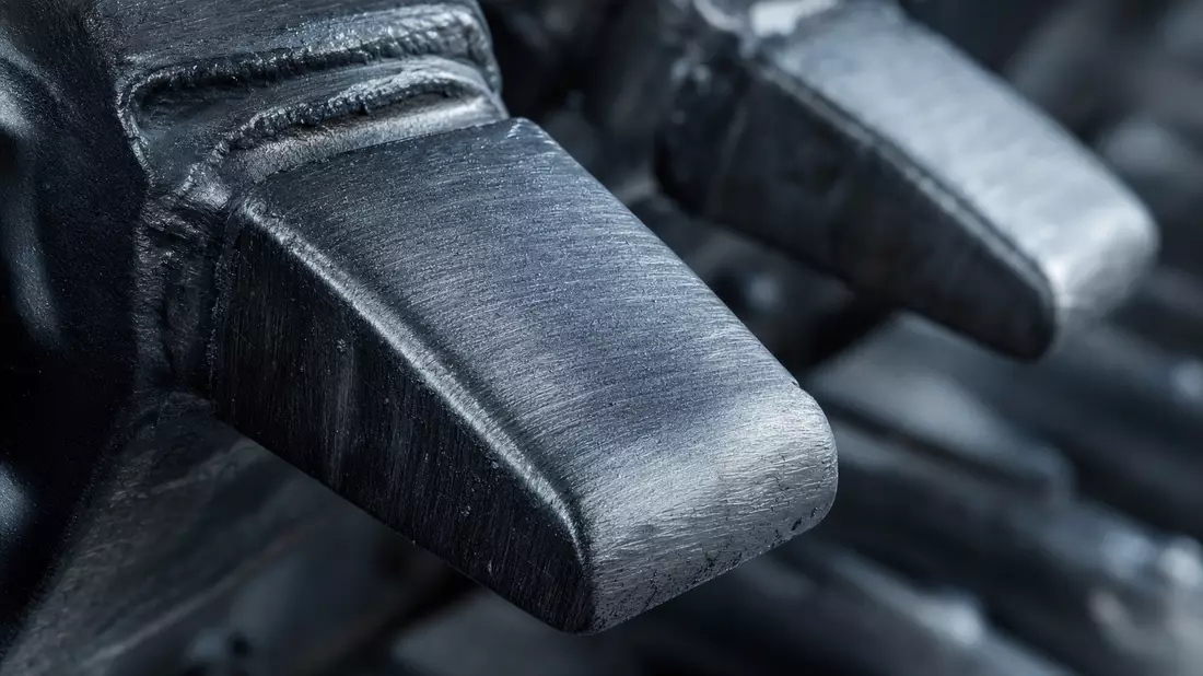 Makrofoto einer gehärteten Stahlklaue mit metallischer Textur
