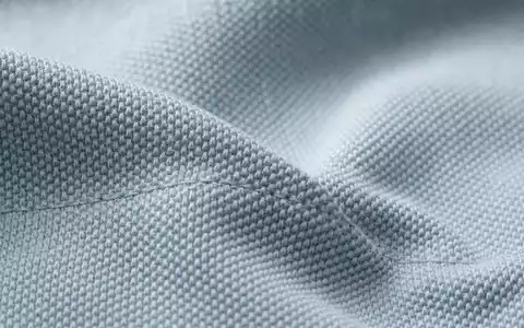 Makroaufnahme eines gewebten Baumwollstoffs zeigt Materialdetail passend zur Ralph Lauren Corp Aktie ISIN US7512121010 - Foto: THN