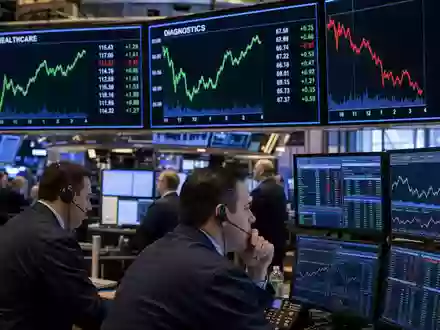 Quest Diagnostics US74834L1008 wird redaktionell mit Börsen-Trading-Floor und Gesundheitssektor-Charts auf großen Bildschirmen inszeniert - Foto: THN