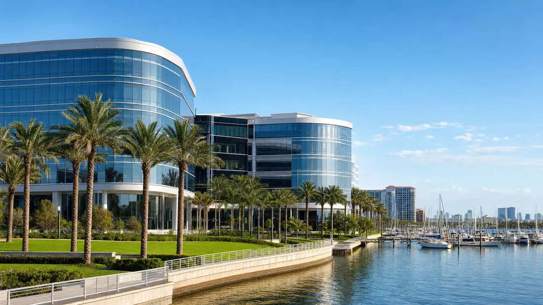 Glasfassaden-Bürogebäude mit Palmen an einer Marina in St. Petersburg, Florida