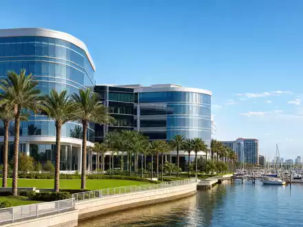 Raymond James Financial US7547301090 zeigt ein modernes Bürogebäude am Wasser in St. Petersburg Florida - Foto: THN