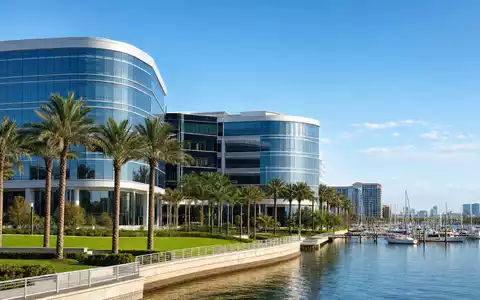 Raymond James Financial US7547301090 zeigt ein modernes Bürogebäude am Wasser in St. Petersburg Florida - Foto: THN