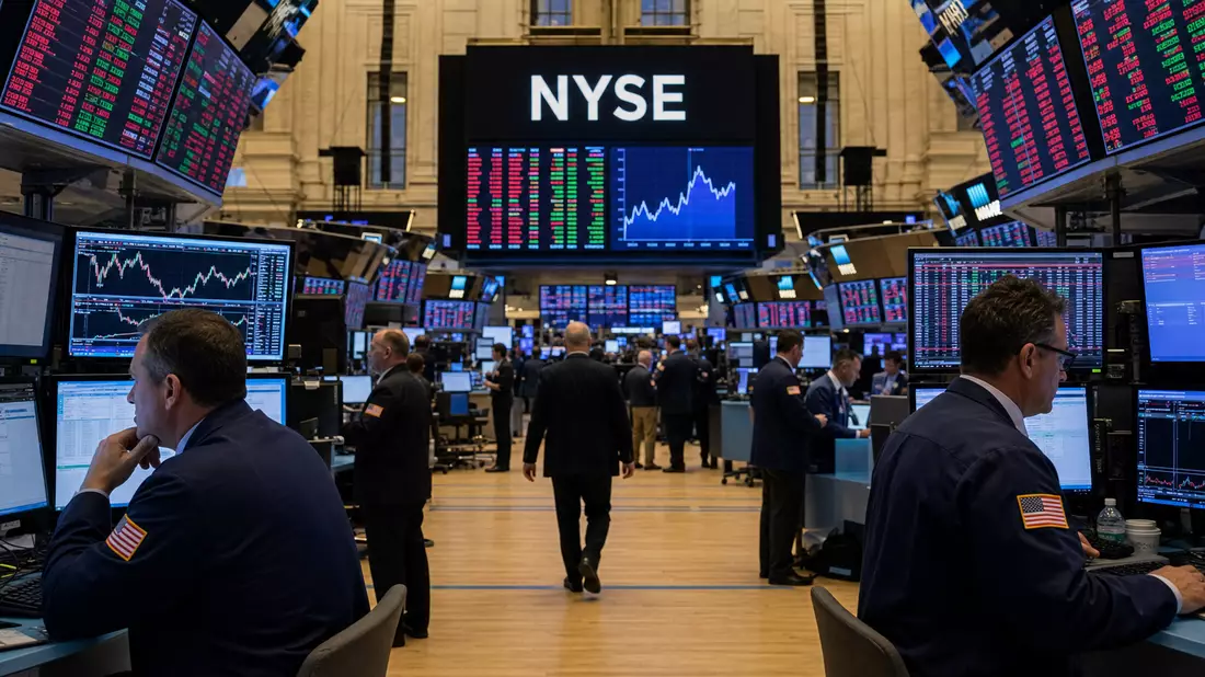 Editorial-Foto des NYSE-Handelsraums mit Tradern an Bildschirmen mit Börsendaten
