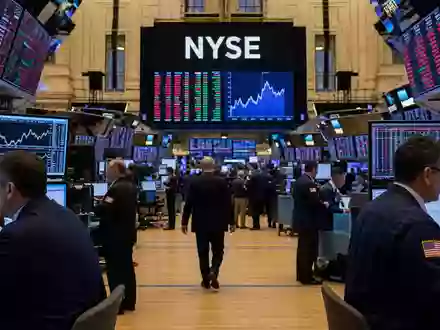 Raymond James Financial US7547301090 zeigt den NYSE-Handelsraum mit Tradern und generischen Finanzcharts - Foto: THN