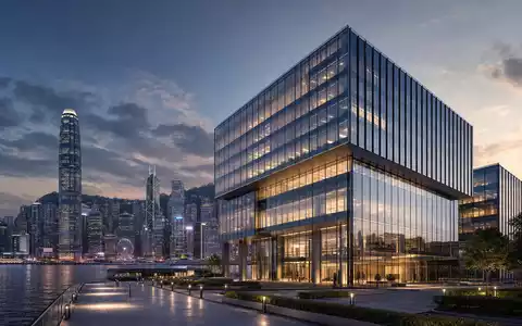 Prudential plc, ISIN GB0007099541, symbolisiert durch architektonischen Glas-Turm-Render nahe Hongkonger Hafenfront am Abend - Foto: THN