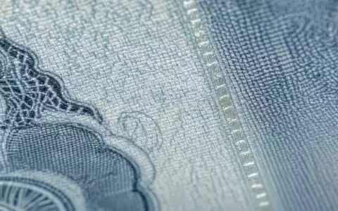 Prudential plc mit ISIN GB0007099541 wird durch feine Makroaufnahme von Dokumentenpapier und Sicherheitsfaden-Textur symbolisiert - Foto: THN