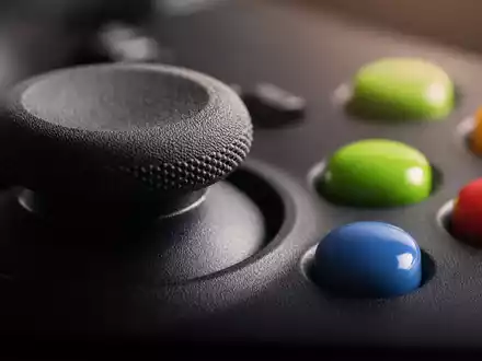 Makroaufnahme von Controller-Tasten veranschaulicht Ubisoft Entertainment SA, ISIN FR0000121691, als Akteur der Videospielbranche - Foto: THN