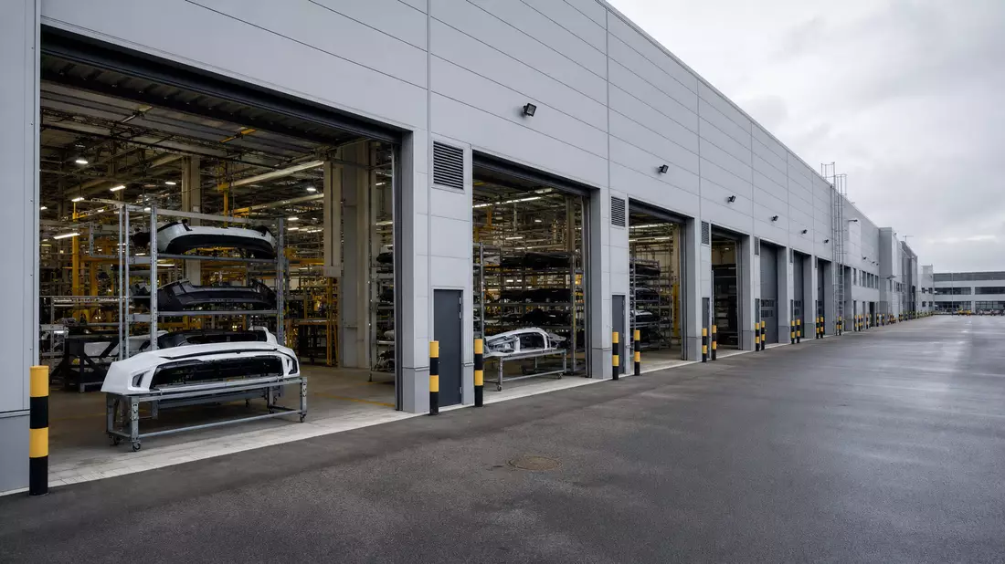 Industriehalle mit Kunststoff-Karosserieteilen eines Automobilzulieferers, Fotorealismus