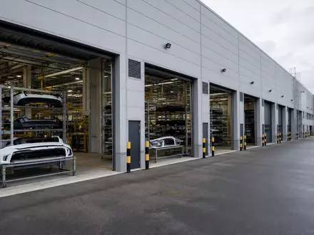Industrieanlage zeigt Automobilzulieferer OPmobility SE (Plastic Omnium), ISIN FR0000121253, mit Kunststoffbauteilen und Fertigungshallen - Foto: THN