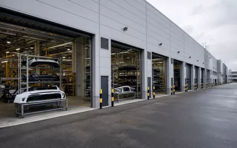 Industrieanlage zeigt Automobilzulieferer OPmobility SE (Plastic Omnium), ISIN FR0000121253, mit Kunststoffbauteilen und Fertigungshallen - Foto: THN