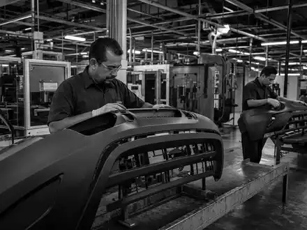 Schwarzweiß-Reportage dokumentiert Fertigung bei OPmobility SE (Plastic Omnium), ISIN FR0000121253, Automobilzulieferer mit Kunststoffkomponenten - Foto: THN