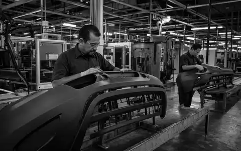SchwarzweiĂ-Reportage dokumentiert Fertigung bei OPmobility SE (Plastic Omnium), ISIN FR0000121253, Automobilzulieferer mit Kunststoffkomponenten - Foto: THN
