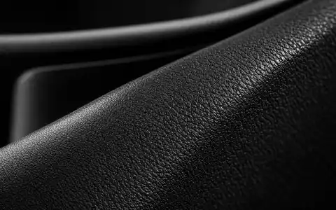 Makroaufnahme zeigt Kunststoffoberfläche, typisches Material des Automobilzulieferers OPmobility SE (Plastic Omnium), ISIN FR0000121253 - Foto: THN