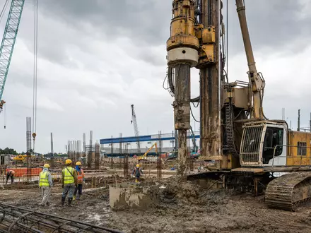 Fotorealistische Baustelle zeigt Bohrgerät für Spezialtiefbau, passend zu Keller Group plc, ISIN GB0034293025 - Foto: THN