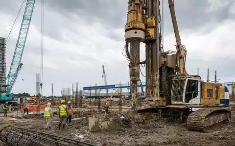 Fotorealistische Baustelle zeigt Bohrgerät für Spezialtiefbau, passend zu Keller Group plc, ISIN GB0034293025 - Foto: THN