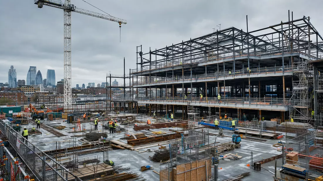 Fotorealistische Londoner Baustelle mit Kran und Stahlgerüst, Regeneration Projekt