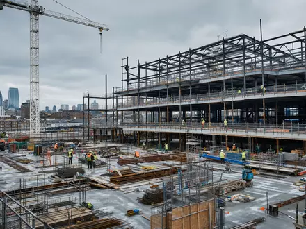 Fotorealistische Baustelle in London zeigt Morgan Sindall Group plc mit ISIN GB0006005892 und Baukran symbolisch - Foto: THN