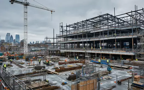 Fotorealistische Baustelle in London zeigt Morgan Sindall Group plc mit ISIN GB0006005892 und Baukran symbolisch - Foto: THN
