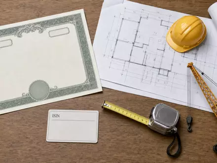 Flatlay mit Aktienzertifikat und ISIN-Karte visualisiert Morgan Sindall Group plc, ISIN GB0006005892, samt Bauwerkzeugen arrangiert - Foto: THN